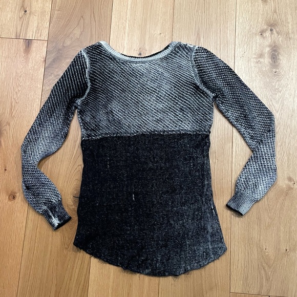 Black and white sweater - Picture 3 of 5